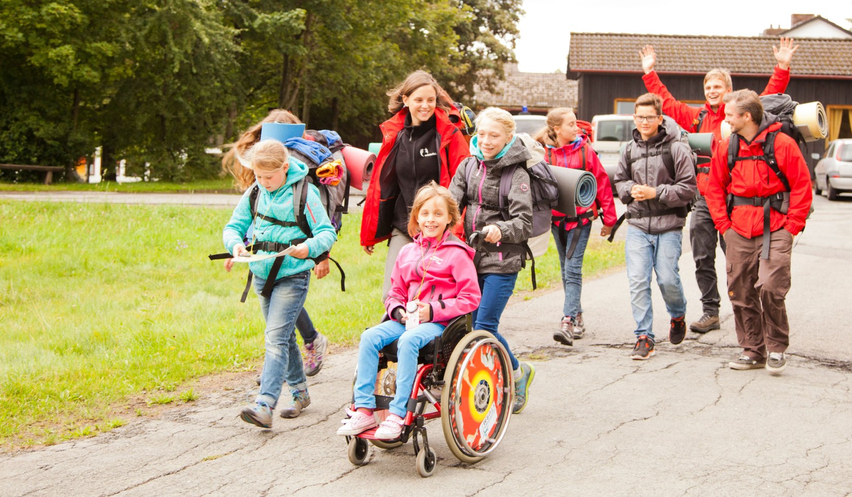Børn og voksne tager en rundtur i Harz. En pige sidder i en kørestol og smiler., © erlebnistage Harz / Markus Hennemann